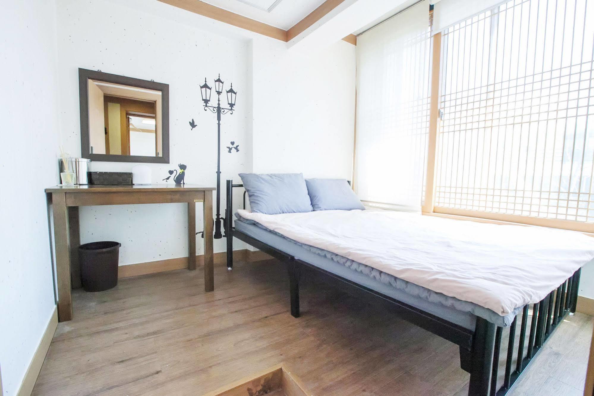 The Blossom Yeonnam Guesthouse Seoul Exterior photo